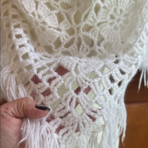 Elegant White Crochet Poncho shawl bohemian vibes large - Picture 4 of 5